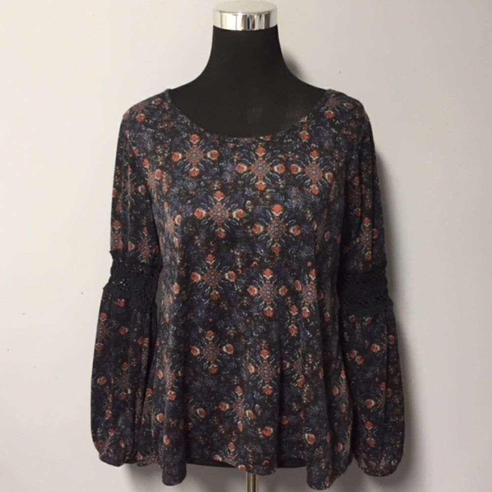 Floral Top w/ Lace Sleeve Detail